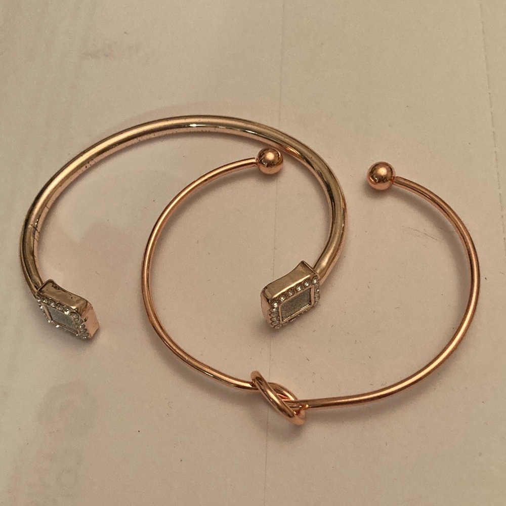 🔥4 for $20.00🔥Bracelets set of two in gold and rose gold. NWOT